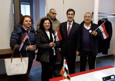 مصريون أمام سفارة القاهرة بهولندا