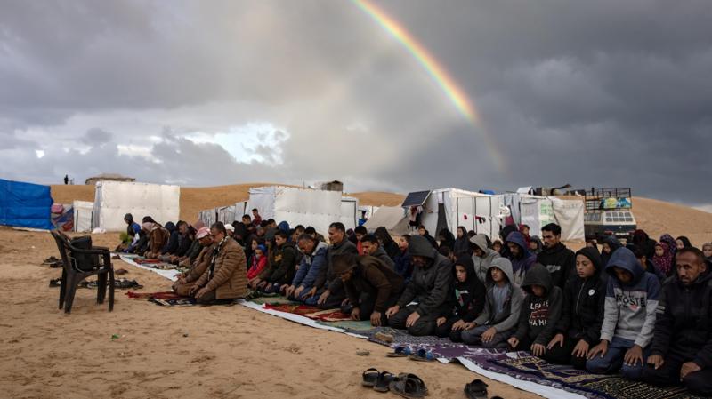 نازحون فلسطينيون، يؤدون صلاة عيد الفطر بالقرب من الحدود المصرية، في مخيم رفح بجنوب قطاع غزة