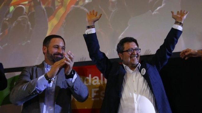 زعيم الحزب سانتياغو أبسكال مع المرشح فرانسيسكو سيرانو يحتفلان بالفوز