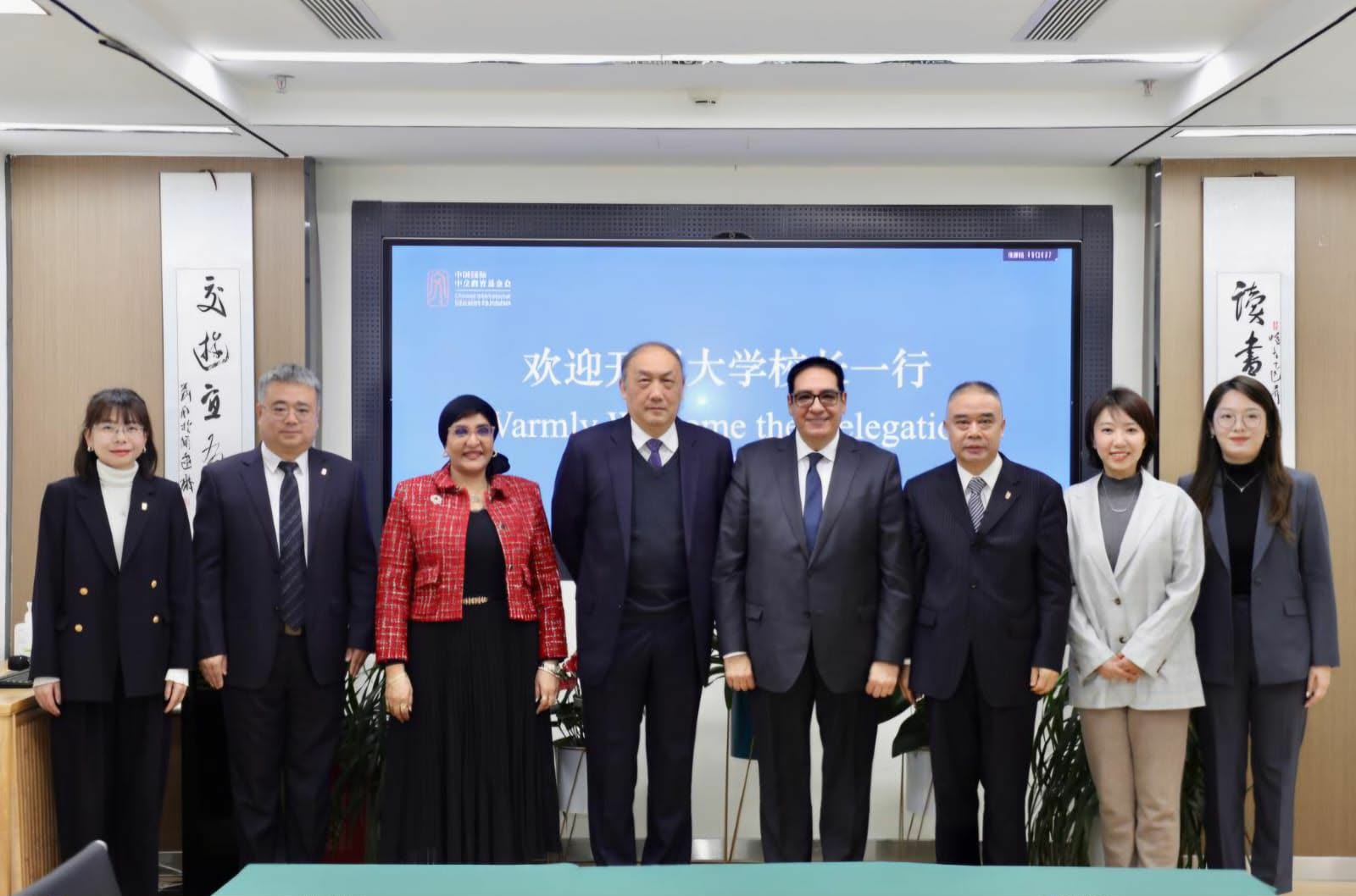 رئيس جامعة القاهرة يجري سلسلة لقاءات رفيعة المستوى بالصين لتعزيز التعاون الأكاديمي والبحثي 