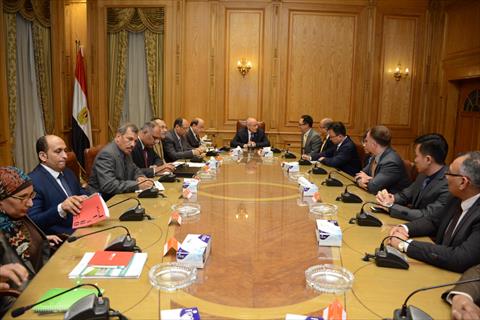 «العصار» أثناء اجتماعه مع وفد الشركة