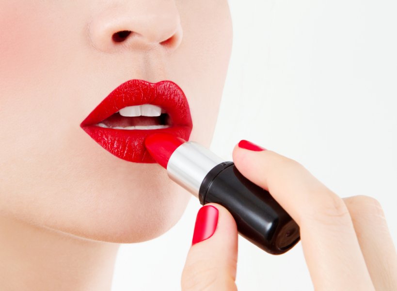 Lápiz labial rojo en un sueño para mujeres solteras.