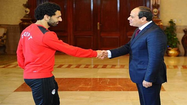 الرئيس مع اللاعب محمد صلاح
