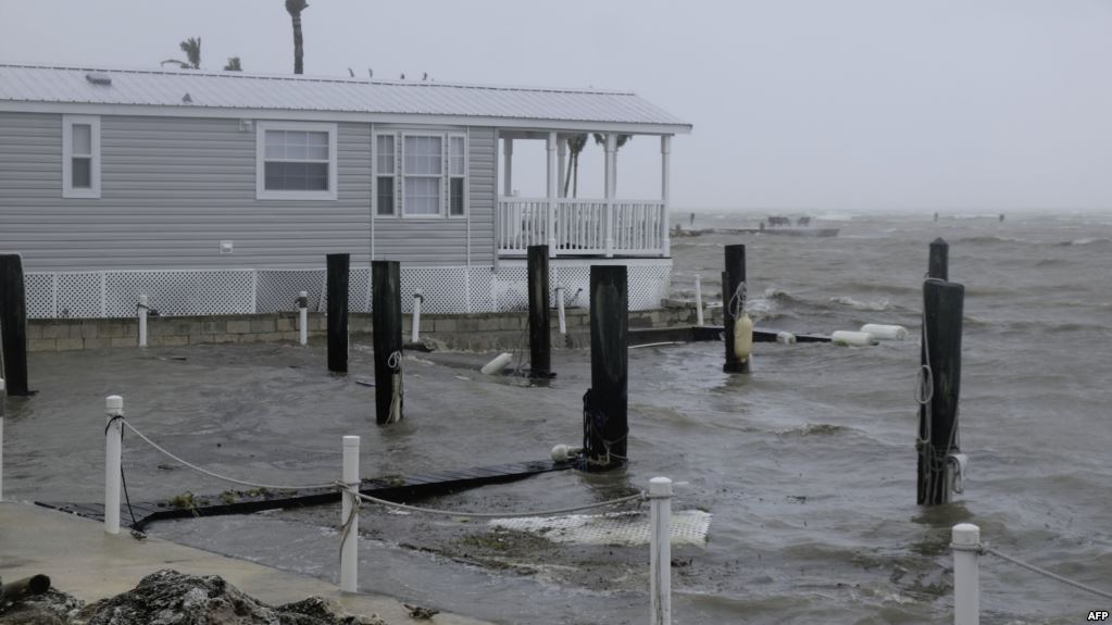 منازل خالية تواجه الاعصار