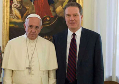 البابا فرنسيس بابا الفاتيكان ورئيس المكتب الصحفي جريج بورك