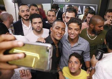 محمد رمضان يلتقط صور «سيلفي» مع جمهوره - تصوير: أحمد عبد الجواد