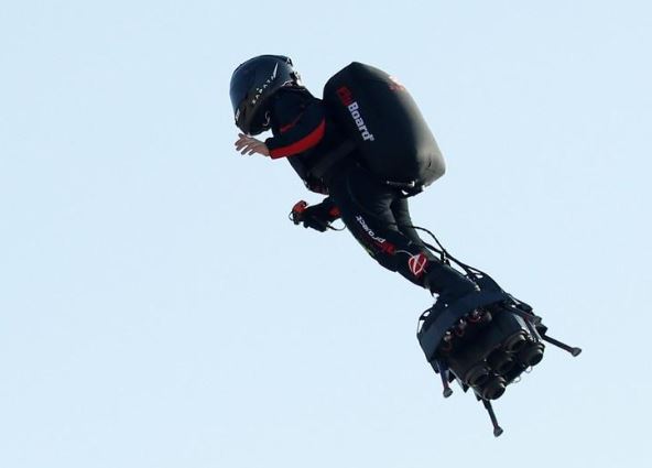 فرانكي زاباتا يحلق بلوح طائر نفاث في فرنسا يوم 25 يوليو 2109. تصوير: باسكال روسينيول - رويترز