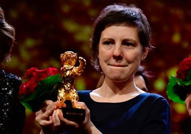 المخرجة الرومانية أدينا بنتيللي تتسلم جائزة الدب الذهبي