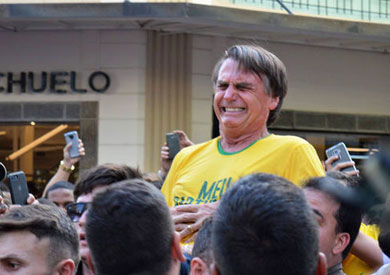 مرشح الرئاسة البرازيلي جايير بولسونارو بعد طعنه خلال مسيرة انتخابية