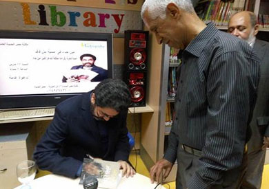 الشاعر أمين حداد يوقع ديوانه «بدل فاقد» - تصوير: شيماء شناوي