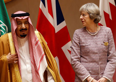 العاهل السعودي الملك سلمان بن عبد  العزيز و رئيسة وزراء بريطانيا تيريزا ماي