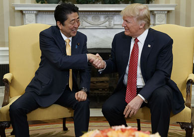 رئيس الوزراء الياباني شينزو آبي والرئيس الأمريكي دونالد ترامب