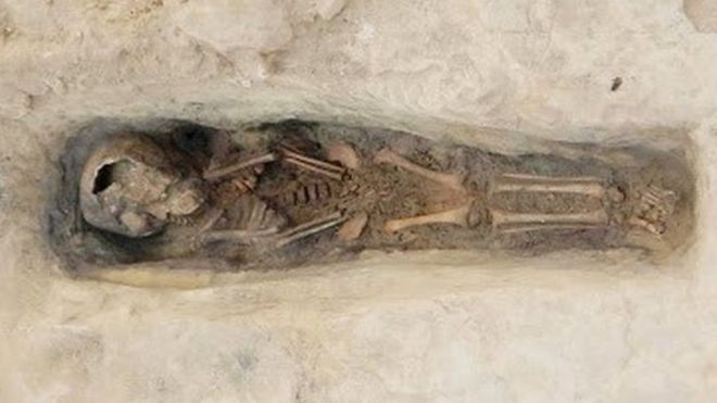 عثر في أحد القبور على بقايا جثمان طفل ولفائف الكتان المستخدمة لتحنيطه