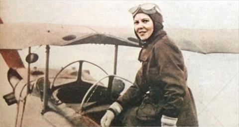 ثاني امرأة في العالم تقود طائرة منفردة Gdszgzsdgzsdgzsdf