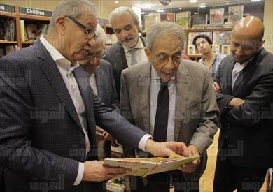 عمرو موسى في افتتاح مكتبة الشروق بالمهندسين - تصوير: أحمد عبد الجواد