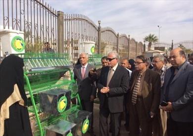 محافظ جنوب سيناء يوزع 14 بطارية انارب و3 شيكات علي الأسر الأولي بالرعاية