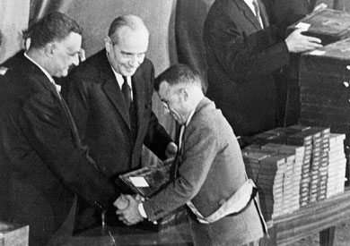 درويش الفار يتسلم جائزة الدولة التشجيعية من الرئيس جمال عبدالناصر