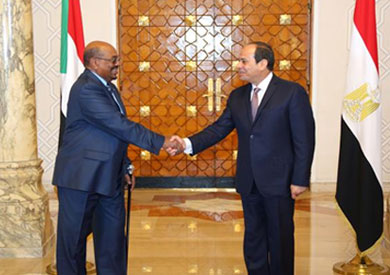 الرئيس السيسي ونظيره السوداني عمر البشير