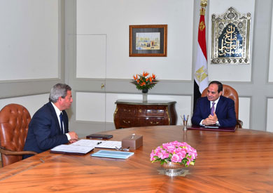السيسي يجتمع بوزير الرياضة - أرشيفية