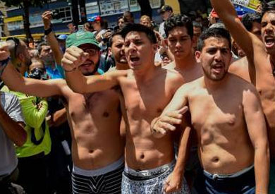 فنزويليون يتظاهرون بملابسهم الداخلية
