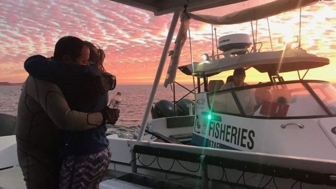 جون كريغ يحتضن زوجته بعد وصوله إلى بر الأمان