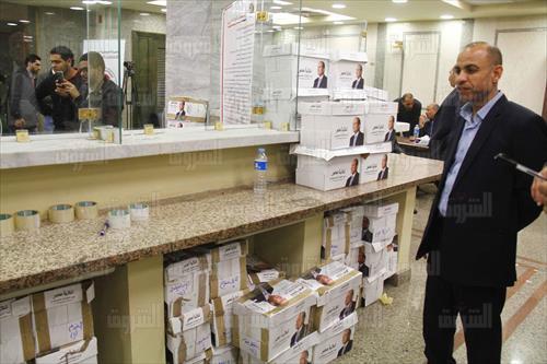 عملية فرز توكيلات تأييد «السيسي» بـ«الوطنية للانتخابات» - تصوير: جيهان نصر