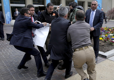حرس أردوغان يشتبك مع نشطاء وصحفيين في واشنطن