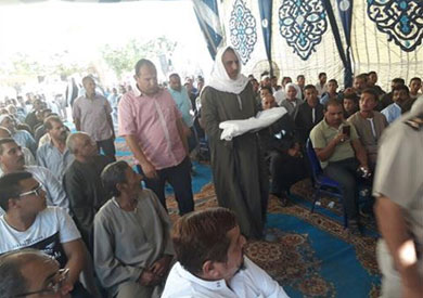 والد المتهم من عائلة الفقرة يقدم الكفن