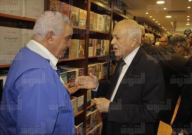 زاهي حواس ونبيل العربي في افتتاح مكتبة الشروق بالمهندسين - تصوير: أحمد عبد الجواد