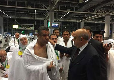 وزير السياحة يودع الحجاج بمطار القاهرة