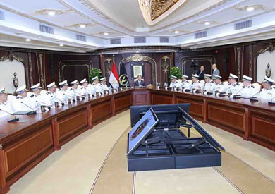 وزير الداخلية يجتمع مع مساعيه