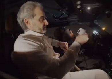 الأمير الوليد بن طلال برفقة ابنته في السيارة