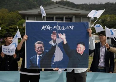 ناشطون يحملون صور الزعيمين