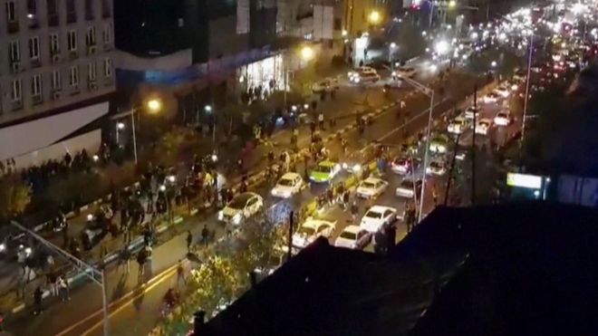 صورة من فيديو بثته وكالة أنباء مهر الإيرانية لمتظاهرين في شوارع طهران مساء السبت.