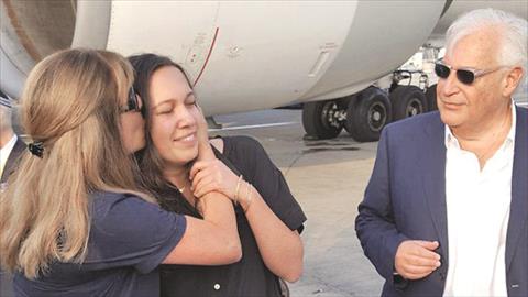 السفير الأمريكي وزوجته خلال استقبال نجلتهما في مطار بن جوريون