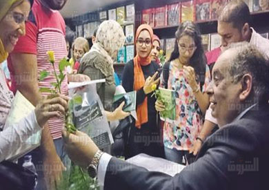 حفل توقيع كتاب اهل الحى يوسف زيدان بمكتبة الشروق بطلعت حرب تصوير احمد عبد الفتاح