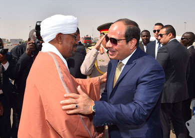 الرئيس السيسي يستقبل نظيره السوداني - أرشيفية