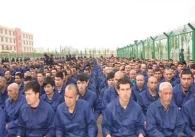 معتقلون في معسكر تثقيف سياسي بإقليم شينجيانج