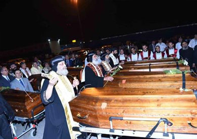البابا يصلي على جثامين الشهداء المصريين بمطار القاهرة