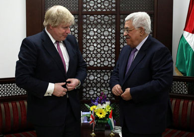 الرئيس الفلسطيني محمود عباس ووزير الخارجية البريطاني بوريس جونسون