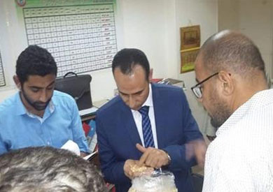هاني جميعة وكيل صحة سوهاج يفحص عينة حلوى فاسدة