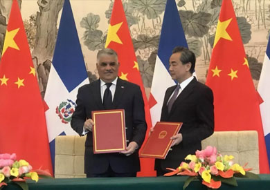 وزير خارجية الدومينيكان ميجيل فارجاس ونظيره الصيني وانج يي