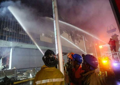 رجال الإطفاء يحاولون إخماد الحريق