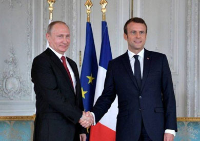 الرئيس الروسي فلاديمير بوتين ونظيره الفرنسي إيمانويل ماكرون