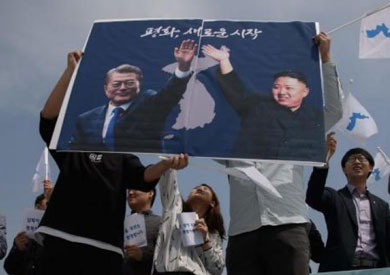 ناشطون يحملون صور الزعيمين