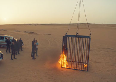 لقطة من مشهد الحرق في مسلسل «ضد مجهول»