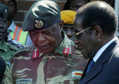 رئيس زيمبابوي روبرت موجابي وقائد القوات المسلحة كونستانتينو تشيونجا