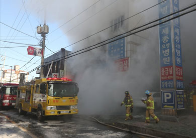 سيارات الإطفاء تحاول السيطرة على الحريق