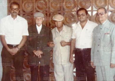 نجيب محفوظ مع الأديب الكبير توفيق الحكيم وصديقه فتحي هاشم وعبدالحميد يونس وعبدالمنعم هاشم