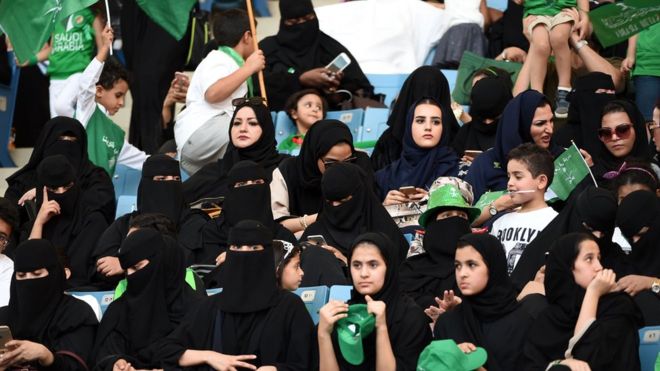 تعرضت السلطات السعودية لانتقادات قوية من المحافظين، بعد السماح للنساء بحضور الاحتفال باليوم الوطني للمملكة.